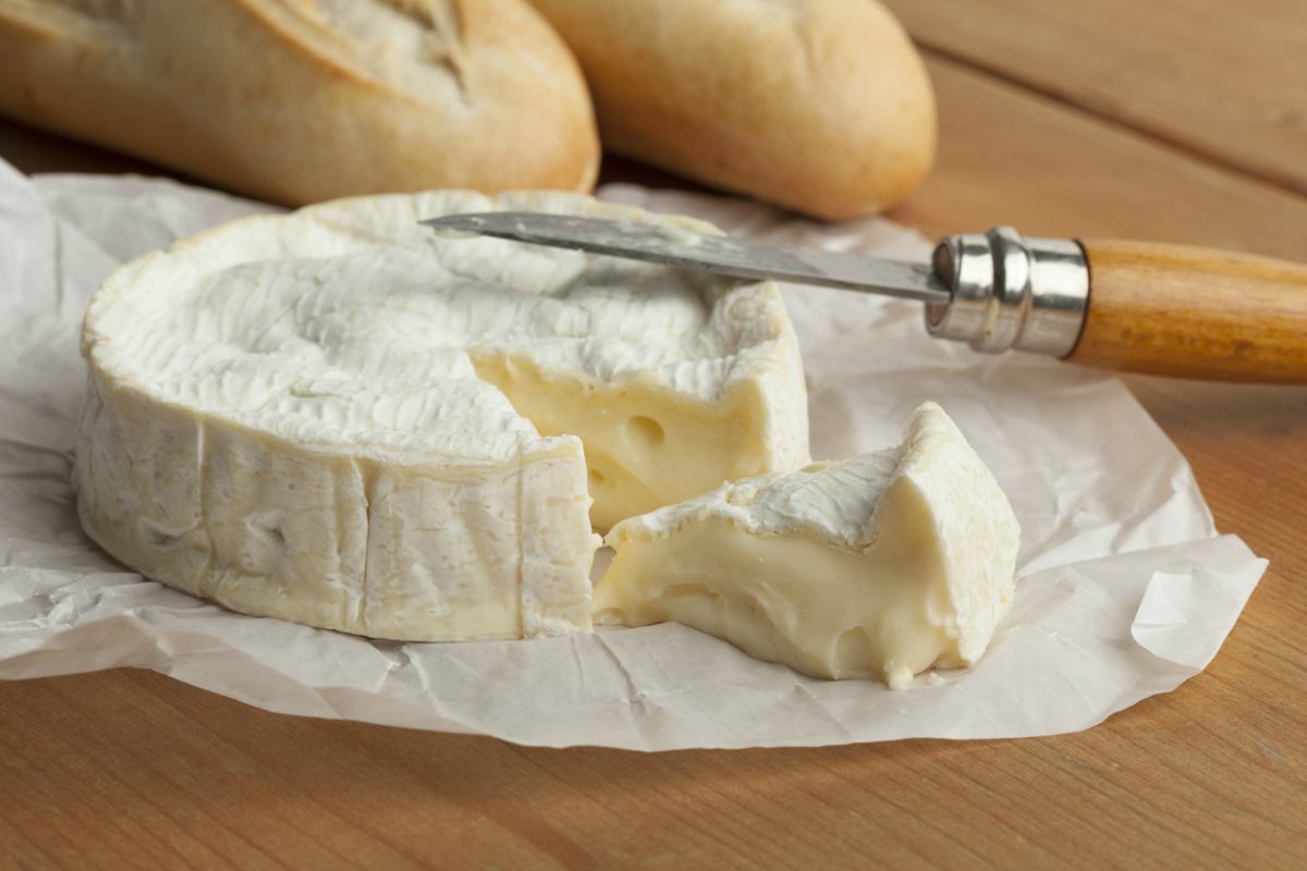 Como se come el queso Camembert